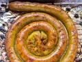 Złocista kiszka ziemniaczana z piekarnika, zawinięta w apetyczny kształt. W środku widać bogate nadzienie.