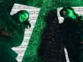 Sanah w zielonej poświacie, na tle fragmentów tekstu. Zapowiedź nowej płyty sanah.