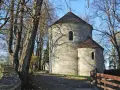 Kamienna wieża na górze zamkowej w Cieszynie, otoczona jesiennymi drzewami.