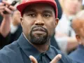 Kanye West w czerwonej czapce i granatowej koszuli, podczas wywiadu.