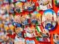 Magnesy z Wenecją, idealne pamiątki, co przywieźć z Włoch do Polski. Widok na kanały, gondole i zabytki.