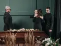 Smutek i żal przy trumnie. Jak się ubrać na pogrzeb znajomego? Elegancki czarny garnitur i sukienka to klasyka.