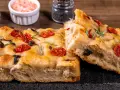 Pyszna, oryginalna włoska focaccia z pomidorkami i rozmarynem. Idealna na przekąskę lub dodatek do dania.