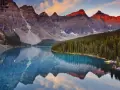 Espectacular reflejo de montañas rocosas y bosque en un lago turquesa. Un ejemplo perfecto de que son los parques naturales, preservando la belleza salvaje.