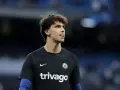 João Félix, z językiem na wierzchu, w koszulce Chelsea. Jego daty dołączenia do klubu są ważnym momentem w karierze.