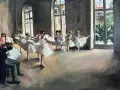 Baletnice w białych tiulowych spódniczkach ćwiczą w sali baletowej, inspirowane stylem Degasa. Muzyk gra na skrzypcach.