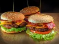 Twój idealny burger: Co dodać do mięsa dla smaku i soczystości?