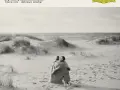Dwie kobiety otulone kocem na plaży, słuchają **Hania Rani Inner Symphonies**.
