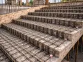 Gotowe do zalania betonem zbrojenie schodów, tworzące solidną konstrukcję. Stalowe pręty ułożone w siatkę zapewnią wytrzymałość.