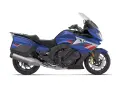 Niebieski motocykl BMW K1600GT z czerwonymi akcentami. Sprawdź bmw k1600gt dane techniczne, aby poznać szczegóły.