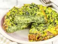 Pyszne śniadanie bez chleba: frittata ze szpinakiem i jajkiem. Aromatyczna, zielona i sycąca.