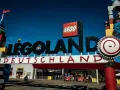 Eingang zum LEGOLAND Deutschland. Tolle Legoland Erfahrungen warten auf Familien.