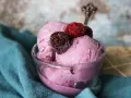 Schon probiert, Brombeereis selber machen? Dieses lila Eis mit frischen Beeren ist ein Genuss!