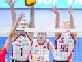 Siatkarki walczą o piłkę nad siatką. W tle widać fragmenty trybun i logo VNL. To emocjonujący moment z włoskiej ligi siatkówki mężczyzn.