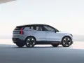 Jasnoszary Volvo EX30 z czarnym dachem i futurystycznymi felgami. Ten elektryczny SUV oferuje imponujący zasięg, idealny na długie podróże.