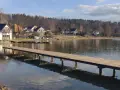 Drewniane pomosty nad jeziorem, domki letniskowe i las tworzą malowniczą trasę w Kościerzynie.