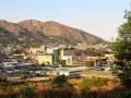 Widok na miasto Mbabane, z górami w tle. Budynki mieszkalne i komercyjne tworzą krajobraz z Mbabane.