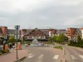 Hotel Gołębiewski w Karpaczu z fontanną przed wejściem. Kamery hotelowe zapewne uchwyciły ten widok.