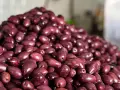 Góra ciemnofioletowych oliwek kalamata, znanych ze swoich zdrowotnych właściwości.