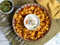 Knusprige Kartoffelwürfel mit Dip – ein einfaches Gericht, das zeigt, wie vielseitig Kartoffeln als Hauptspeise sind. Dazu passt ein frischer Kräuterquark.