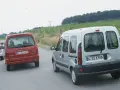 Porównanie aut: srebrny Mercedes Vaneo, czerwony Citroen Berlingo i srebrny Renault Kangoo. Wady i zalety tych modeli w praktyce.