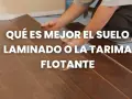 Man installing wooden planks, comparing the diferencia entre parquet y tarima flotante.