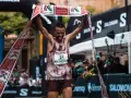 Corredor celebra su victoria en la **Zegama-Aizkorri** rompiendo una cinta.