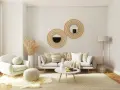 Salotto accogliente con divano grigio, poltrona bianca, tavolino rotondo e specchi decorativi in rattan. Un esempio di come arredare case moderne con stile boho-chic.