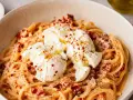 Cremige Pasta mit sonnengetrockneten Tomaten und drei Klößen Burrata. Ein einfaches Burrata Rezept, das begeistert.