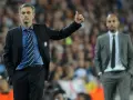 Jose Mourinho, mistrz taktyki **catenaccio**, daje kciuk w górę. W tle stoi Pep Guardiola.