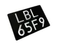 Czarna tablica rejestracyjna LBL 65F9, gotowa do montażu na pojeździe.