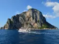 Rejs statkiem "S. Valentino" przy skalistych brzegach Capri. Idealne miejsce na wakacje!