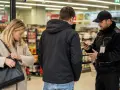 Ochroniarz zatrzymał kobietę próbującą ukraść towar. Grozi jej kara za kradzież powyżej 1000 zł.