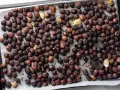 Olive nere al forno alla pugliese, dorate e profumate con aglio, pronte per essere gustate.