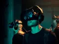 Mann mit VR-Brille bei VR Nation Berlin, taucht in virtuelle Welten ein.