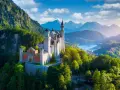 Zamek Neuschwanstein, jeden z najpiękniejszych miejsc w Europie, w otoczeniu gór i jeziora.