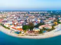 Zanzibar, idealne miejsce, gdzie na wakacje w sierpniu. Białe plaże, turkusowa woda i zabytkowe miasto zapraszają do odpoczynku.