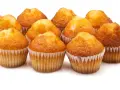 Un grupo de magdalenas caseras doradas y esponjosas, listas para disfrutar.
