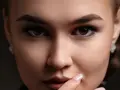 Un gros plan sur le visage d'une femme, ses sourcils parfaitement dessinés après une séance d'épilation.