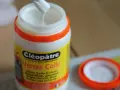 Un pinceau trempe dans un pot de vernis colle Cléopâtre, prêt à protéger une peinture acrylique.