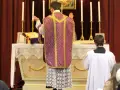 Lefebryści podczas mszy. Kapłan w bogato zdobionej szacie odprawia nabożeństwo.