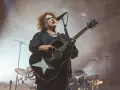Robert Smith von The Cure spielt auf einer Gitarre mit weißem Stern.
