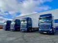 Cztery granatowe Mercedesy Actros gotowe do trasy. Taki tabor to pewność dobrych zarobków w sl express.