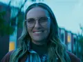Uśmiechnięta Toni Collette w okularach, znana z wielu filmów i seriali, wygląda na zadowoloną.