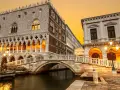Ponte dei Sospiri, parte del palazzo delle prigioni a Venezia, al tramonto.