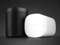 Zwei Sonos Lautsprecher, schwarz und weiß, stehen nebeneinander. Vielleicht ein Hinweis auf Sonos Probleme?