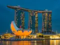 Wieczorem w Singapurze, Marina Bay Sands lśni światłami. Czy Singapur jest bezpieczny? Tak, to miasto-państwo słynie z bezpieczeństwa.