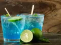 Niebieskie drinki z Blue Curacao: Proste przepisy na imprezę
