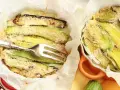 Parmigiana di zucchine appena sfornata, dorata e profumata, pronta per essere gustata.