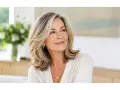 Donna con capelli biondi scalati, un look che fa parte dei 10 tagli di capelli per sembrare più giovani.